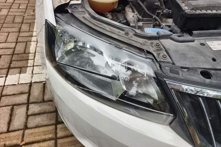 Used Skoda Rapid 2016 1.6L Manual Front-Wheel-Drive Version Right Front Headlight