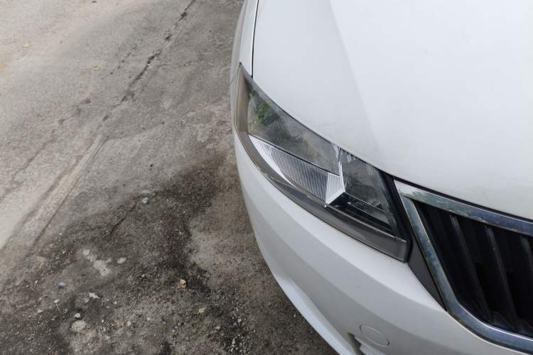 Used Skoda Rapid 2016 1.6L Manual Front-Wheel-Drive Version Right Front Headlight