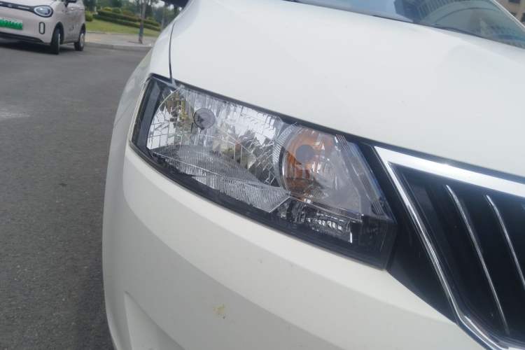 Used Skoda Rapid 2016 1.6L Automatic Front-Wheel Drive Model Right Front Headlight
