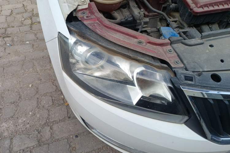Used Skoda Rapid 2016 1.6L Manual Trend Edition Right Front Headlight