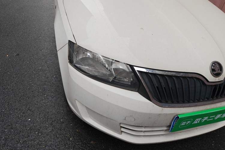 Used Skoda Rapid 2016 1.6L Manual Front-Wheel-Drive Version Right Front Headlight