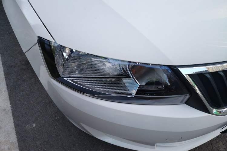Used Skoda Rapid 2016 1.4L Manual Front-Wheel Drive Model Right Front Headlight