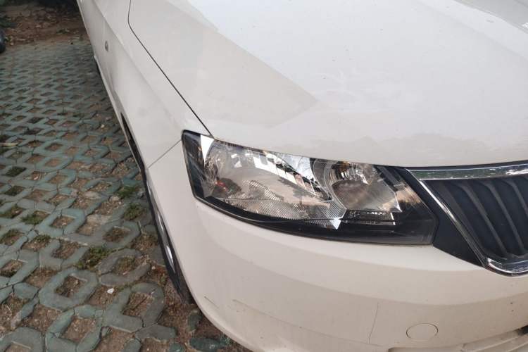Used Skoda Rapid 2016 1.6L Automatic Front-Wheel Drive Model Right Front Headlight