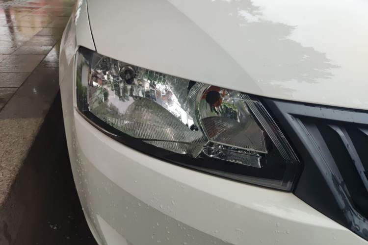 Used Skoda Rapid 2016 1.4L Manual Front-Wheel Drive Model Right Front Headlight