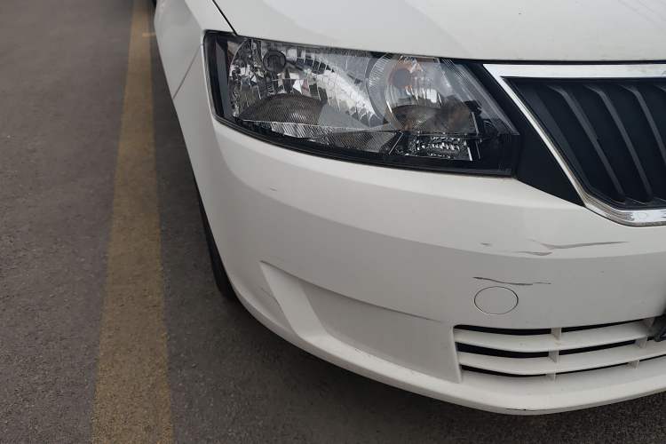 Used Skoda Rapid 2016 1.6L Automatic Front-Wheel Drive Model Right Front Headlight