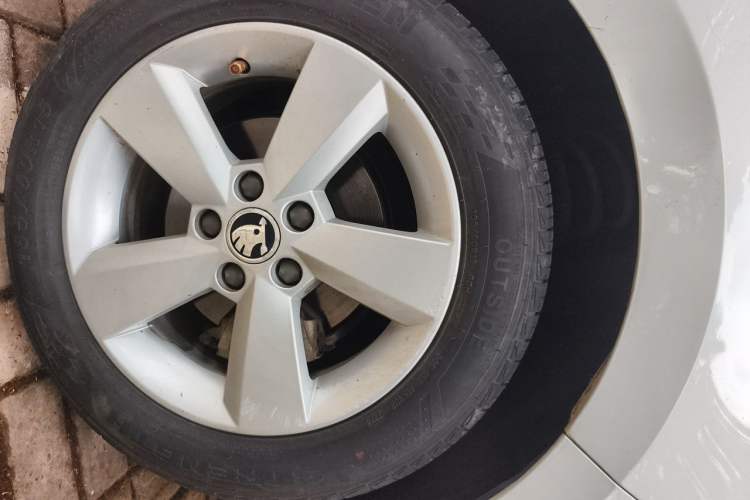Used Skoda Rapid 2016 1.6L Manual Front-Wheel-Drive Version Right Front Wheel Hub
