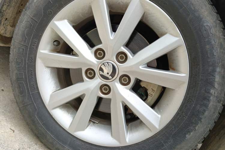 Used Skoda Rapid 2016 1.4L Manual Front-Wheel Drive Model Right Front Wheel Hub