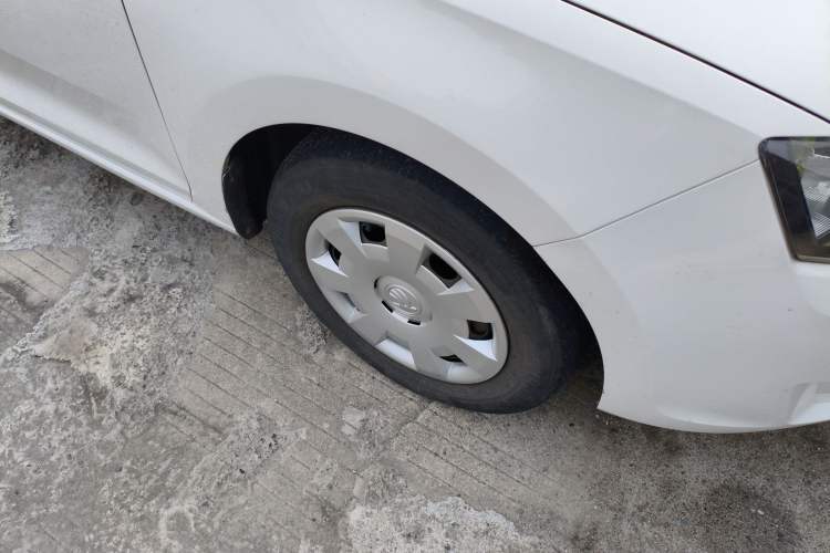 Used Skoda Rapid 2016 1.6L Manual Front-Wheel-Drive Version Right Front Wheel Hub