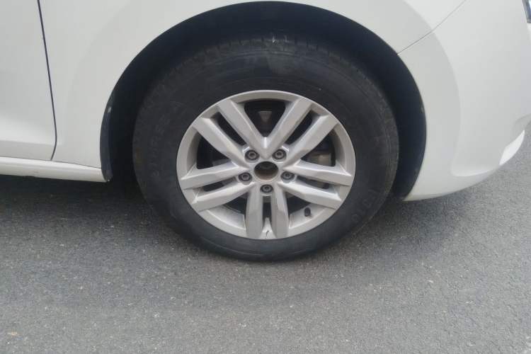 Used Skoda Rapid 2016 1.6L Automatic Front-Wheel Drive Model Right Front Wheel Hub