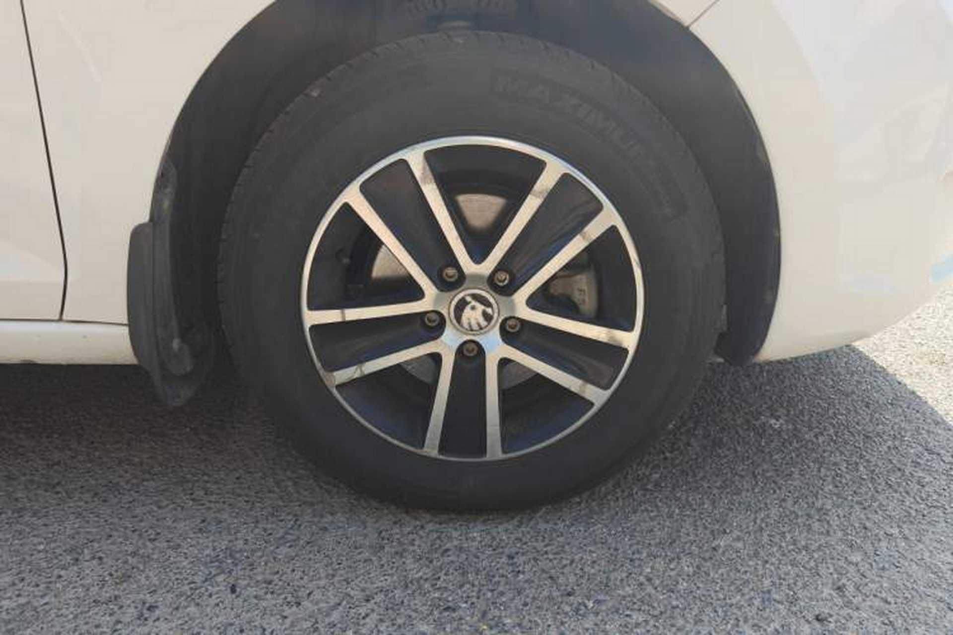 Used Skoda Rapid 2016 1.6L Manual Front-Wheel-Drive Version Right Front Wheel Hub