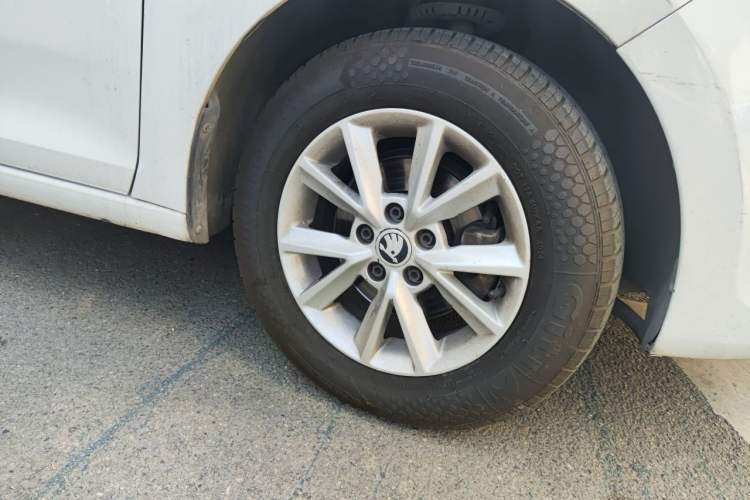 Used Skoda Rapid 2016 1.6L Manual Front-Wheel-Drive Version Right Front Wheel Hub