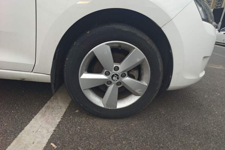 Used Skoda Rapid 2016 1.6L Manual Front-Wheel-Drive Version Right Front Wheel Hub