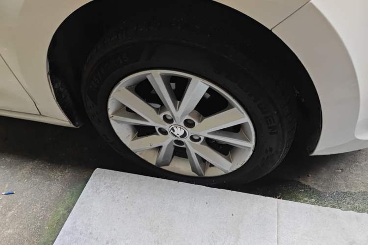 Used Skoda Rapid 2016 1.6L Manual Trend Edition Right Front Wheel Hub