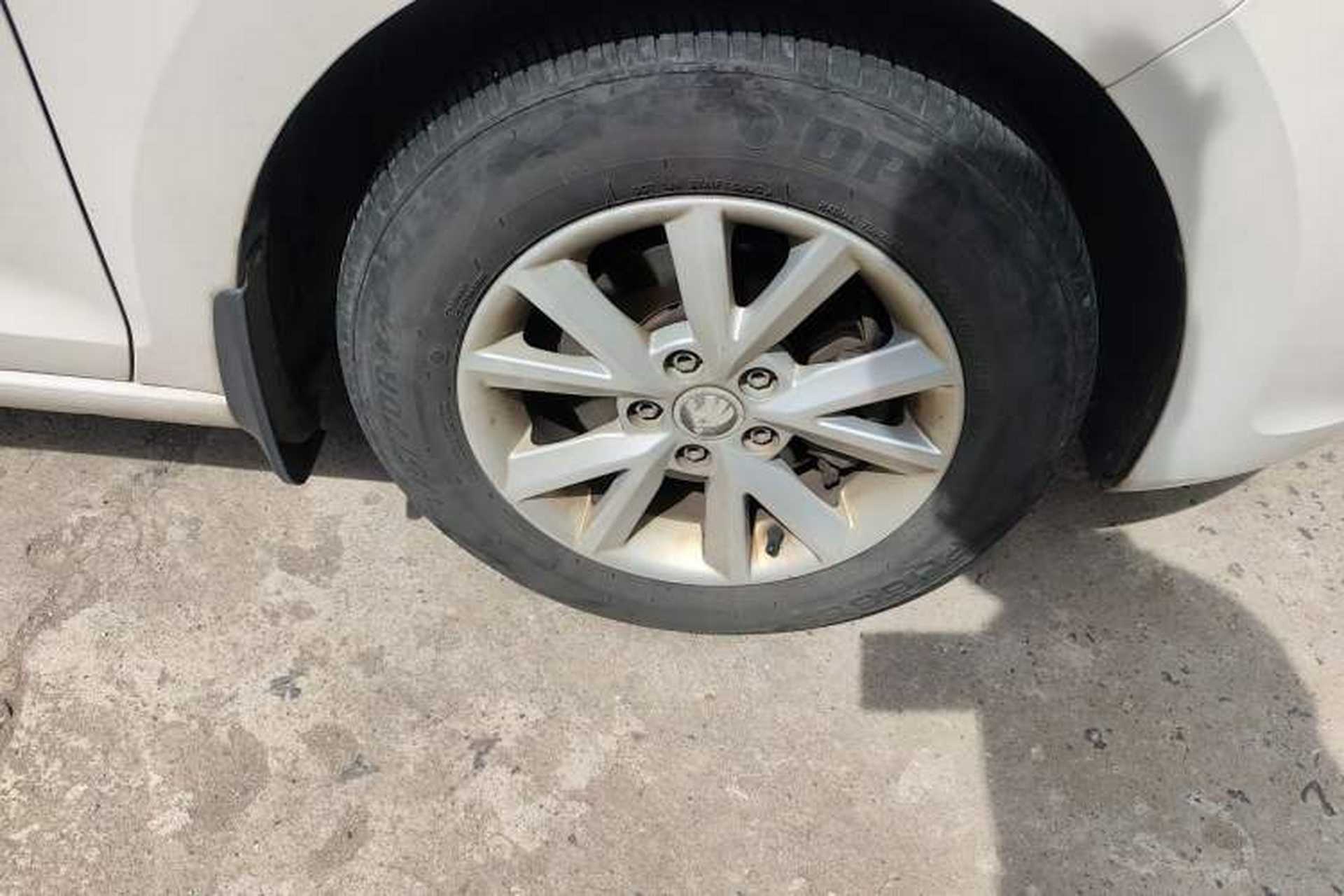 Used Skoda Rapid 2016 1.6L Manual Front-Wheel-Drive Version Right Front Wheel Hub