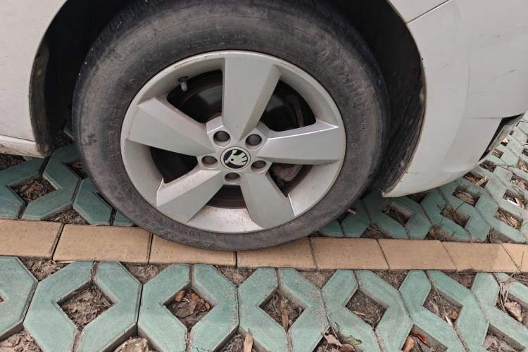 Used Skoda Rapid 2016 1.4L Manual Trend Edition Right Front Wheel Hub