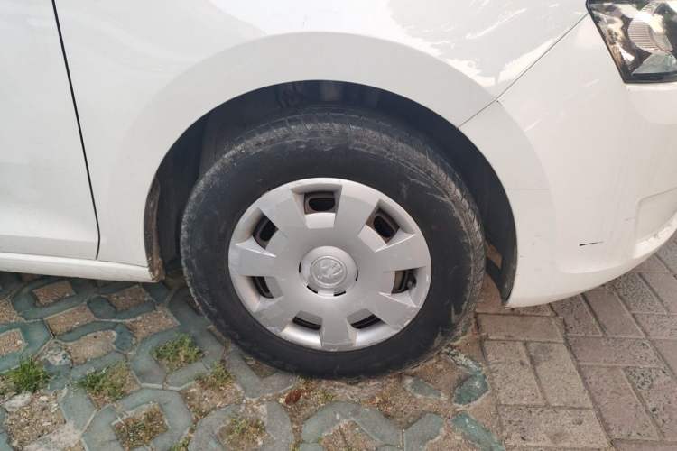 Used Skoda Rapid 2016 1.6L Automatic Front-Wheel Drive Model Right Front Wheel Hub