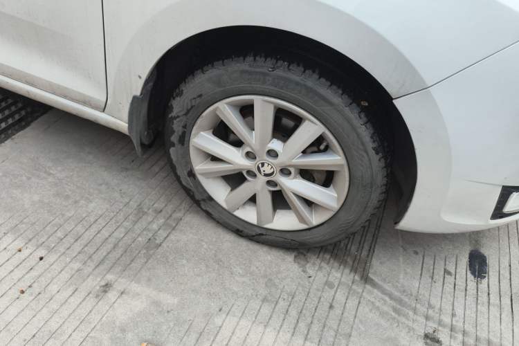 Used Skoda Rapid 2016 1.6L Manual Trend Edition Right Front Wheel Hub