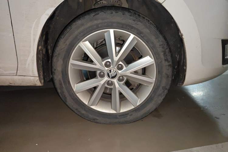 Used Skoda Rapid 2016 1.6L Manual Trend Edition Right Front Wheel Hub