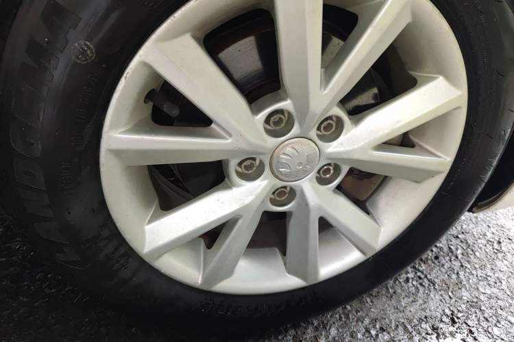 Used Skoda Rapid 2016 1.4L Manual Front-Wheel Drive Model Right Front Wheel Hub