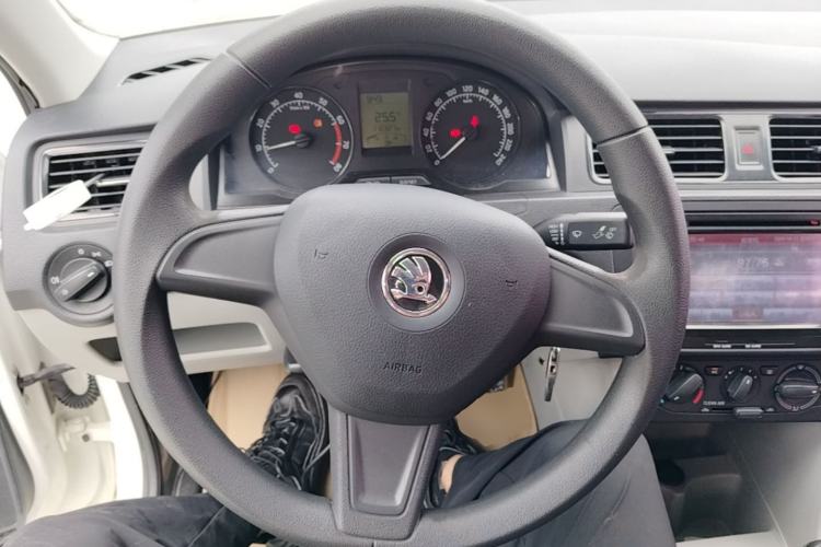 Used Skoda Rapid 2016 1.6L Manual Front-Wheel-Drive Version Steering Wheel