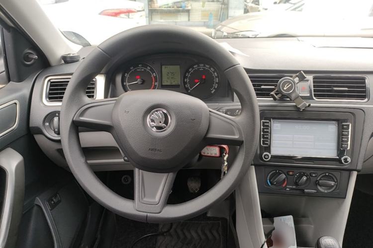 Used Skoda Rapid 2016 1.6L Manual Front-Wheel-Drive Version Steering Wheel