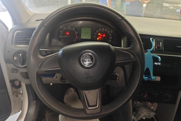 Used Skoda Rapid 2016 1.6L Manual Front-Wheel-Drive Version Steering Wheel