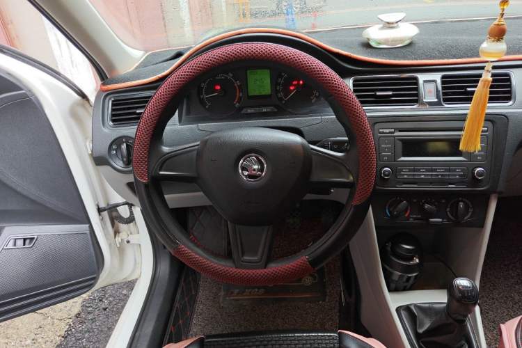 Used Skoda Rapid 2016 1.6L Manual Front-Wheel-Drive Version Steering Wheel