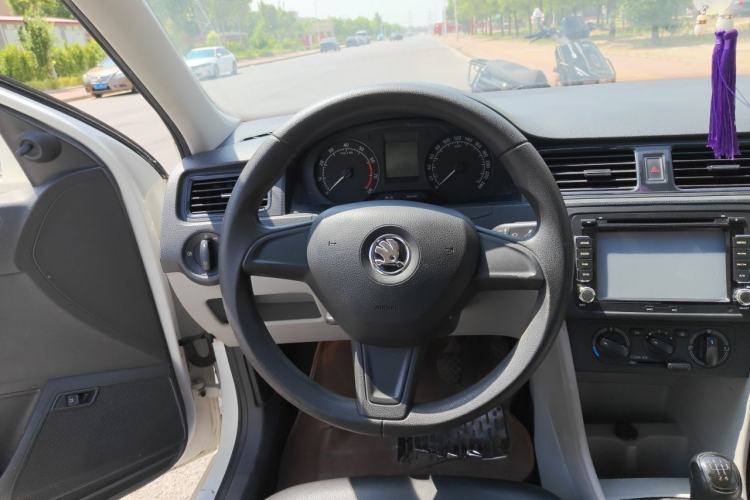 Used Skoda Rapid 2016 1.6L Manual Front-Wheel-Drive Version Steering Wheel