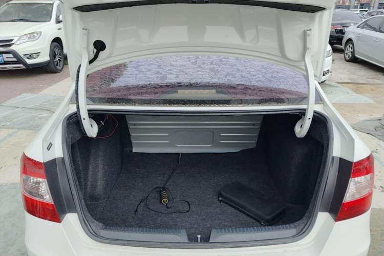 Used Skoda Rapid 2016 1.6L Manual Front-Wheel-Drive Version Trunk