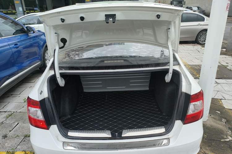 Used Skoda Rapid 2016 1.6L Manual Front-Wheel-Drive Version Trunk