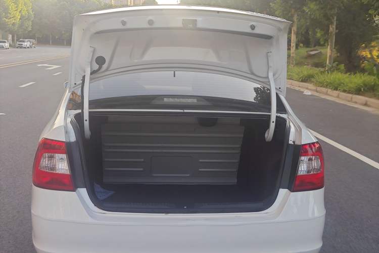 Used Skoda Rapid 2016 1.4L Manual Front-Wheel Drive Model Trunk