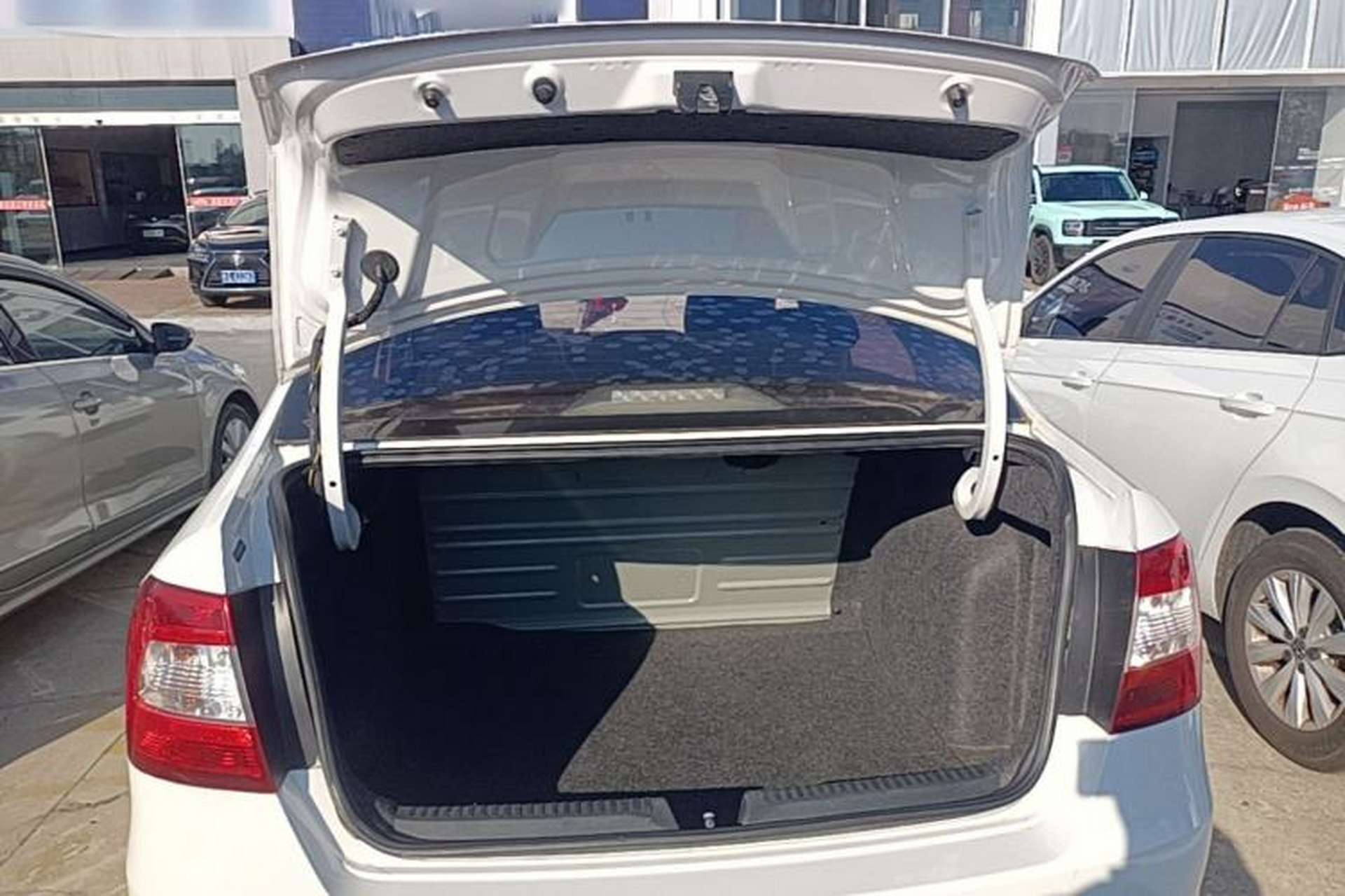 Used Skoda Rapid 2016 1.6L Manual Front-Wheel-Drive Version Trunk
