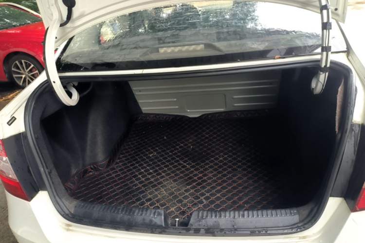 Used Skoda Rapid 2016 1.6L Manual Front-Wheel-Drive Version Trunk