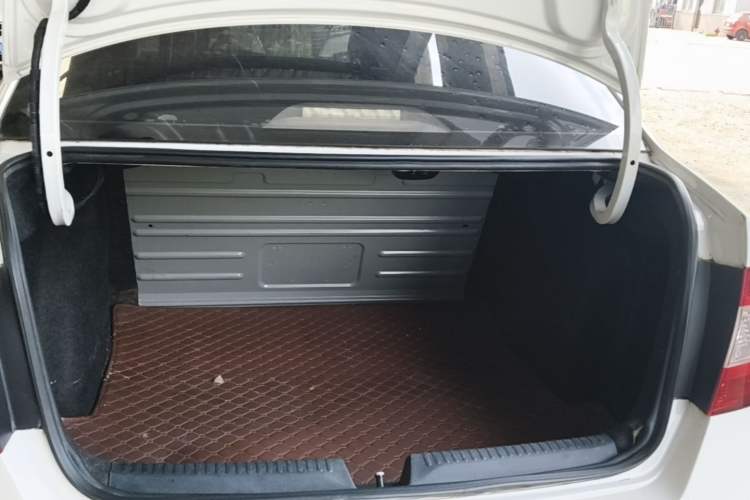 Used Skoda Rapid 2016 1.6L Manual Front-Wheel-Drive Version Trunk