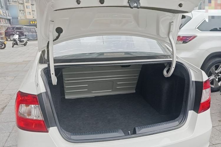 Used Skoda Rapid 2016 1.4L Manual Front-Wheel Drive Model Trunk
