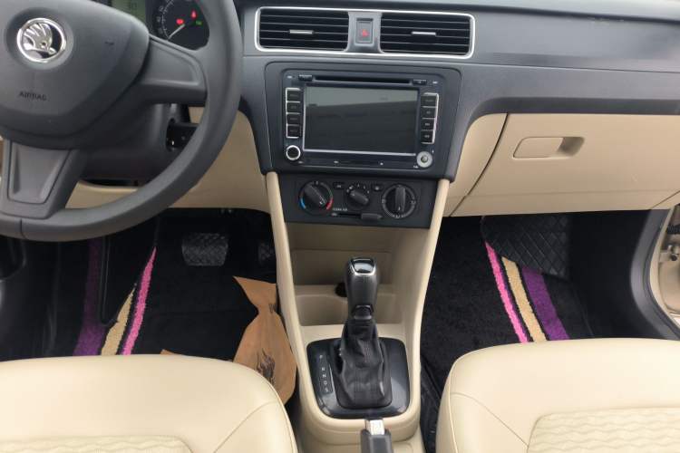 Used Skoda Rapid 2016 1.6L Automatic Chuanxing Edition Audio And AC Panel