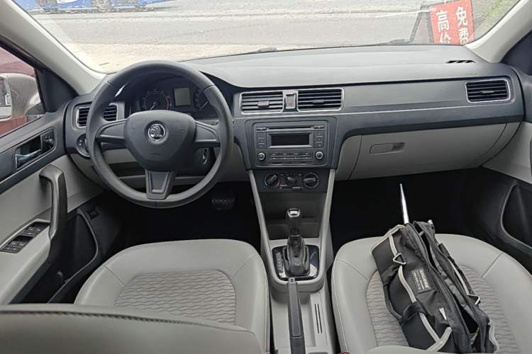 Used Skoda Rapid 2016 1.6L Automatic Chuanxing Edition Center Console