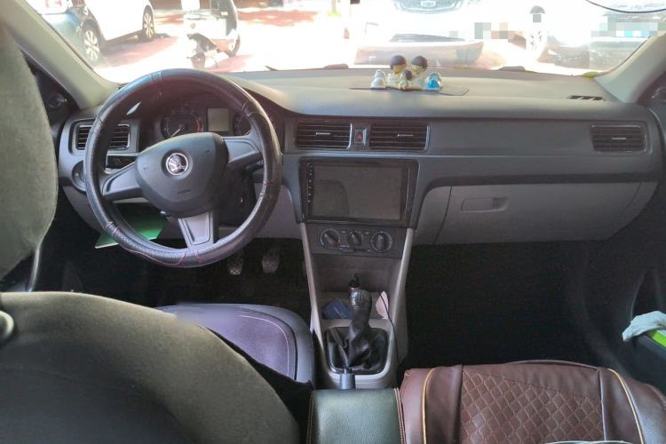 Used Skoda Rapid 2016 1.6L Manual Front-Wheel-Drive Version Center Console