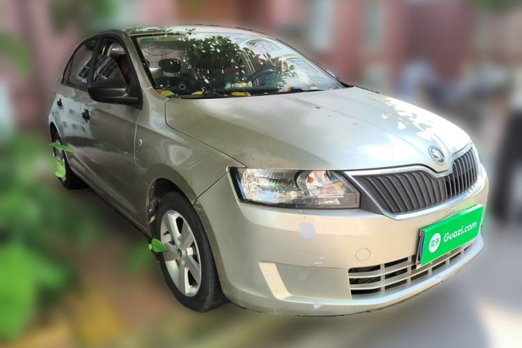 Used Skoda Rapid 2016 1.6L Manual Front-Wheel-Drive Version Front Right 45 Deg