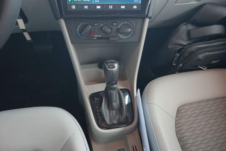 Used Skoda Rapid 2016 1.6L Automatic Chuanxing Edition Gear Lever