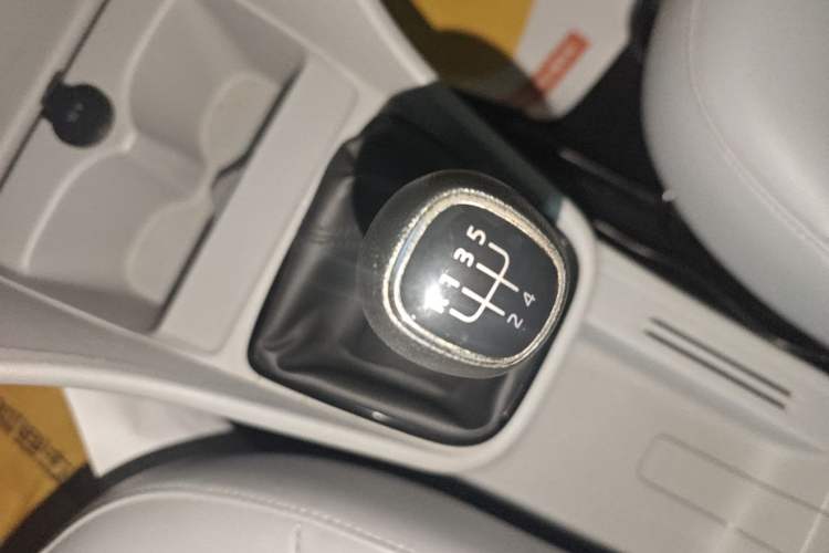 Used Skoda Rapid 2016 1.6L Manual Trend Edition Gear Lever