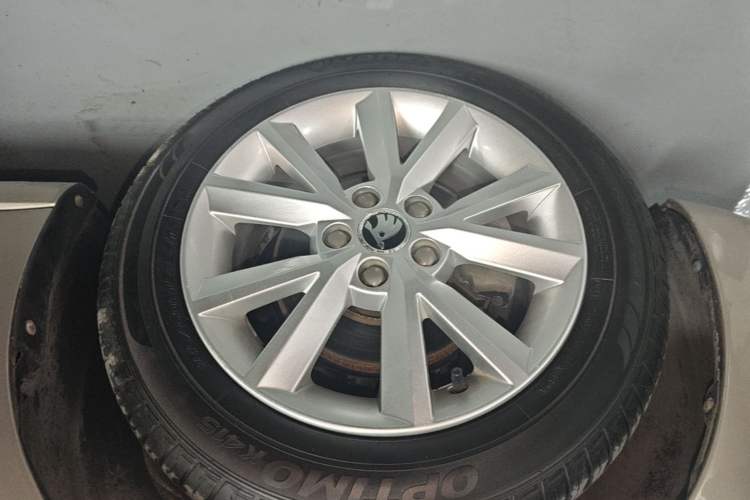 Used Skoda Rapid 2016 1.6L Manual Trend Edition Left Front Wheel Hub