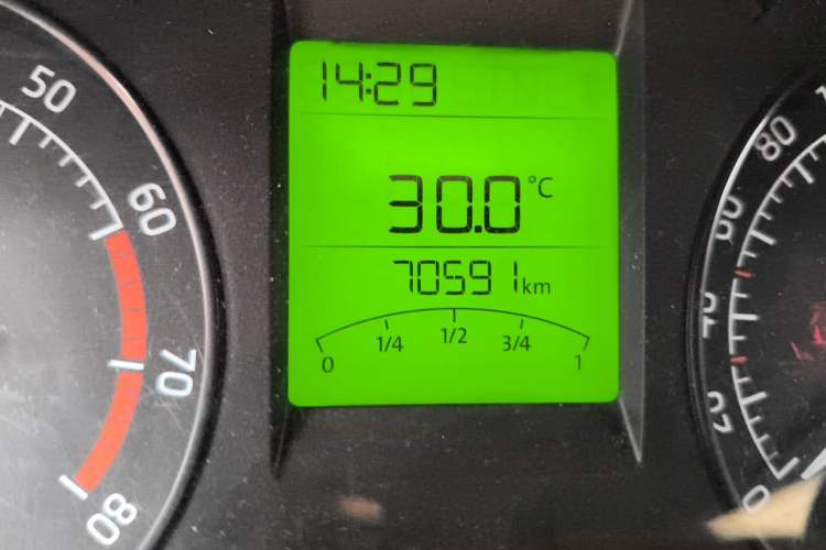 Used Skoda Rapid 2016 1.6L Manual Front-Wheel-Drive Version Odometer Close Up