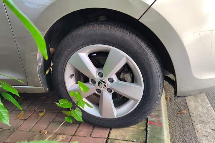 Used Skoda Rapid 2016 1.6L Manual Front-Wheel-Drive Version Right Front Wheel Hub
