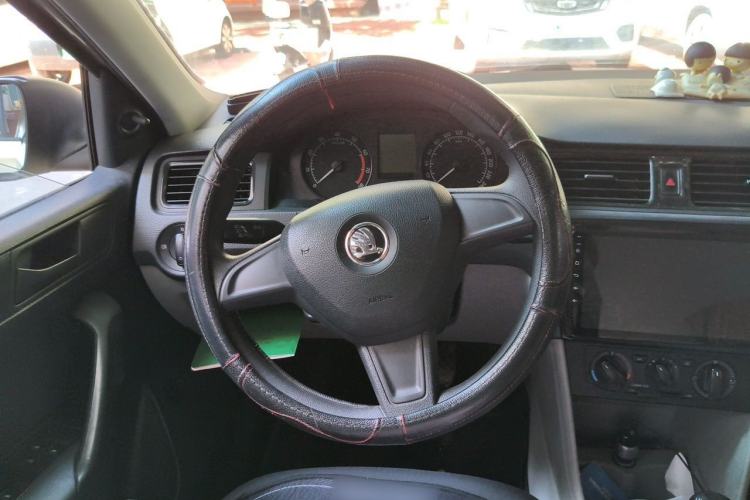 Used Skoda Rapid 2016 1.6L Manual Front-Wheel-Drive Version Steering Wheel