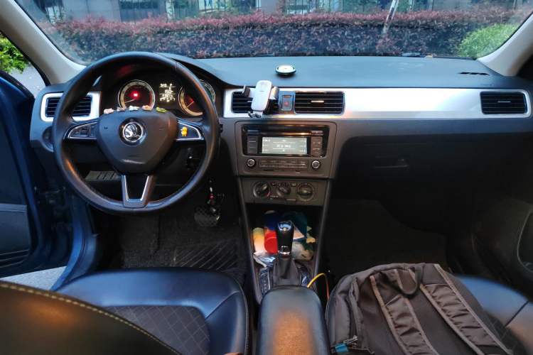 Used Skoda Rapid 2018 1.6L Automatic Comfort Edition Center Console