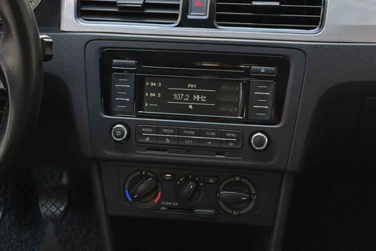 Used Skoda Rapid 2018 1.6L Manual Comfort Edition Audio And AC Panel