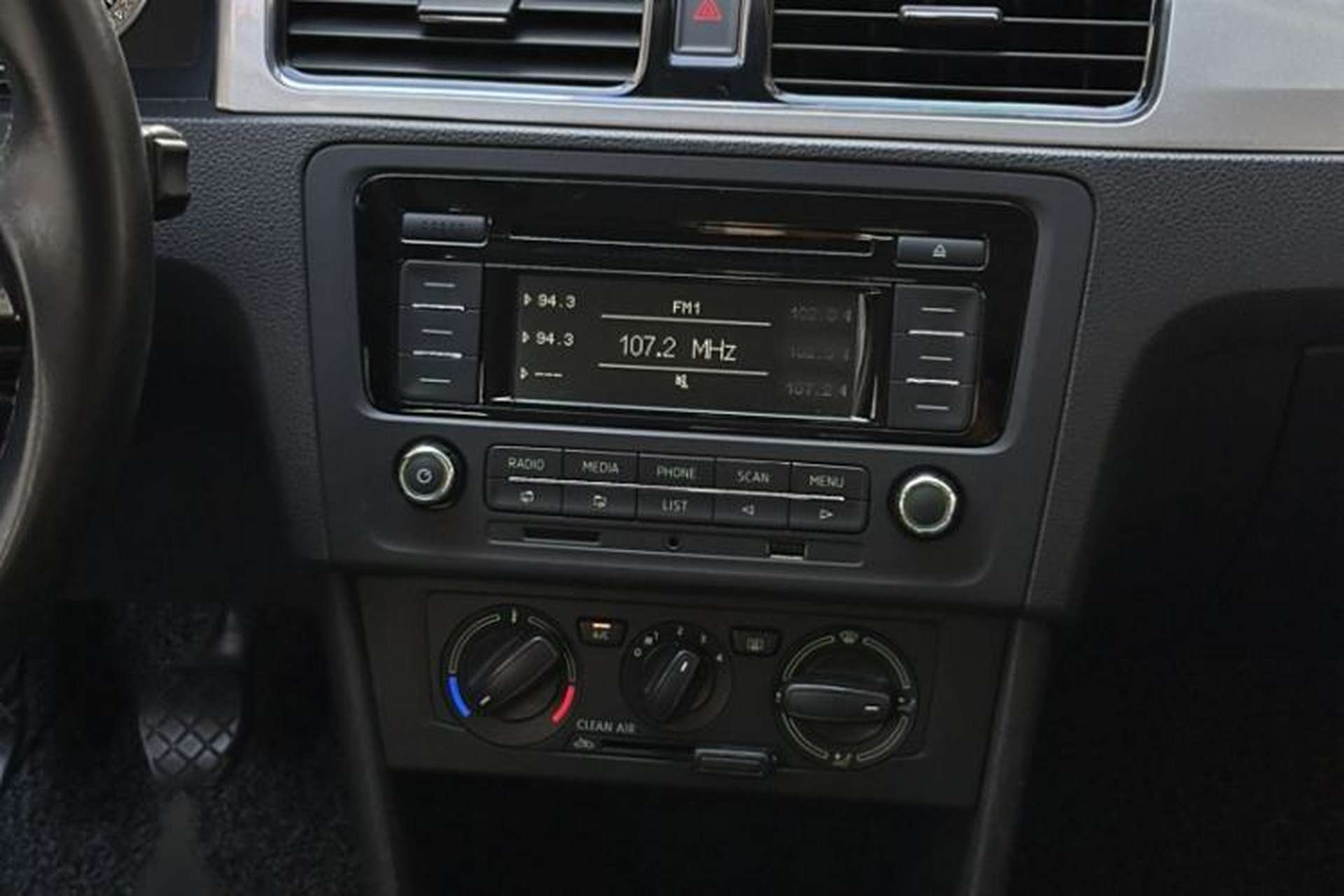 Used Skoda Rapid 2018 1.6L Manual Comfort Edition Audio And AC Panel