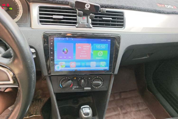 Used Skoda Rapid 2018 1.6L Automatic Comfort Edition Audio And AC Panel