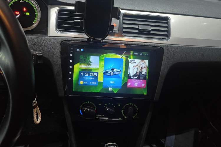 Used Skoda Rapid 2018 1.6L Automatic Comfort Edition Audio And AC Panel